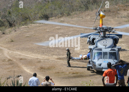 100212-N-4995K-051 CANGE, Haiti (12. Februar 2010) Navy Lt. CMdR Matthew McLean hilft, eine Übertragung von USNS Comfort (T-AH zu tragen Stockfoto