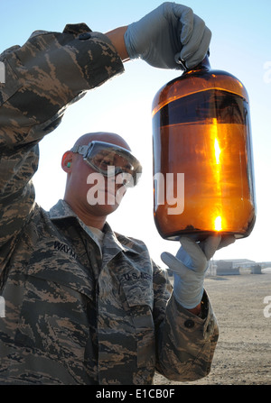 US Air Force Staff Sgt Craig Wayman, Laborant Brennstoffe mit der 380. Expeditionary Logistik Bereitschaft Squadron Stockfoto