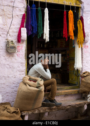 Indien, Rajasthan, Jaisalmer, Textil-Basar, Hanks bunt gefärbte Baumwolle über Ladentür hängen Stockfoto