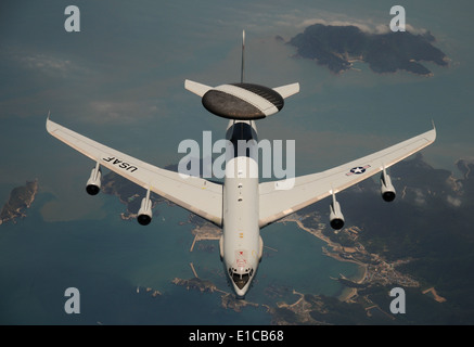 Ein Flugzeug der US Air Force e-3 Sentry führt einen Flug aus der Küste von South Korea 25. Juni 2009, nach Erhalt der Kraftstoff aus einer Stockfoto