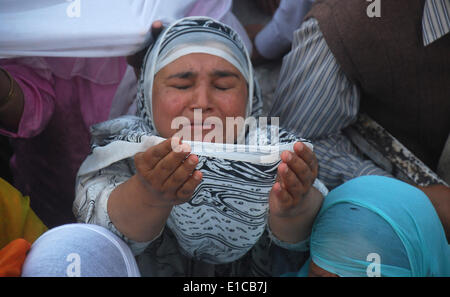 Kashmiri muslimischen Gläubigen können als eine unsichtbare Depotbank eine heilige Reliquie, geglaubt, um ein Haar von der Prophet Mohammad (Friede sei mit ihm) der Bart am Hazratbal Schrein in Srinagar im indischen Teil Kaschmirs auf displays beten 30,2014. Während der Feierlichkeiten zum folgenden Freitag Miraj-Ul-Alam (Himmelfahrt). (Foto: Shafat Sidiq / Pacific Press) Stockfoto