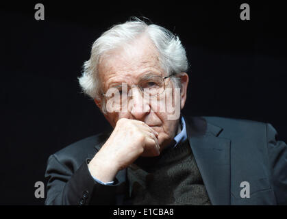 Karlsruhe, Deutschland. 30. Mai 2014. Die US amerikanische Gesellschaftskritiker Noam Chomsky hält eine Rede im Zentrum für Kunst und Medientechnologie in Karlsruhe, Deutschland, 30. Mai 2014. Foto: Uli Deck/Dpa/Alamy Live News Stockfoto