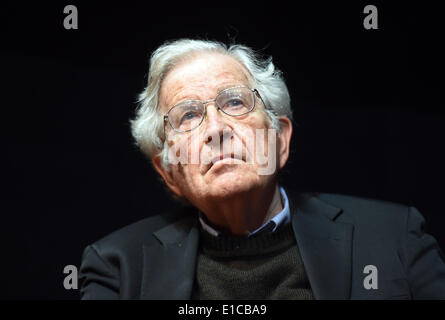 Karlsruhe, Deutschland. 30. Mai 2014. Die US amerikanische Gesellschaftskritiker Noam Chomsky hält eine Rede im Zentrum für Kunst und Medientechnologie in Karlsruhe, Deutschland, 30. Mai 2014. Foto: Uli Deck/Dpa/Alamy Live News Stockfoto