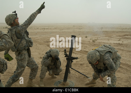 US Armee Sgt. Eric Kay, mit 3. Bataillon, 21. Infanterie-Regiment, schreit feuern Anweisungen für einen 81-mm-Mörsergranate während Stockfoto