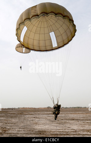 US Air Force Schutzengel zugewiesen der 82. Expeditionary Rescue Squadron (ERQS), französische ausländischen Legionäre und Frenc Stockfoto