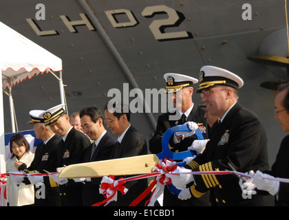 Japan Maritime Self-Defense Force (JMSDF) Rear Admiral Umio Otsuka, Dritter von links, Kommandant der JMSDF Flottille Gruppe 2; US-Nav Stockfoto