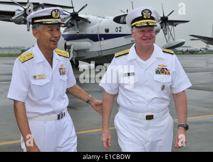 Kommandant Japan Maritime Self Defense Force Flotte Air Force Vice ADM. Kenichi Kuramoto begrüßt Chief of Naval Operationen ADM. Stockfoto