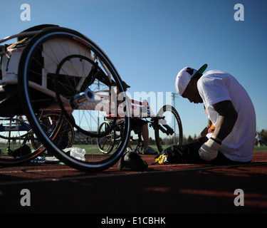 US Marine Corps Sgt. Anthony McDaniel behebt seinen Rollstuhl während Track Praxis bei den 2013 team All-Marine Krieger Spiele tr Stockfoto