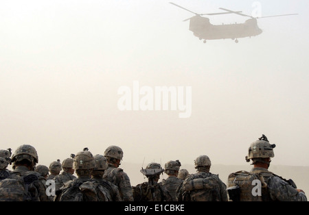 US Army Fallschirmjäger zusehen, wie ein CH-47 Chinook-Hubschrauber steigt um sie abholen für einen Luftangriff Mission 17. Juli 2009, d Stockfoto