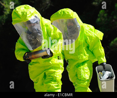 US Air Force explosive Ordnance Entsorgung Techniker führen Munition während eines mass Casualty Trainings in Hurlburt Field, Florida, Stockfoto
