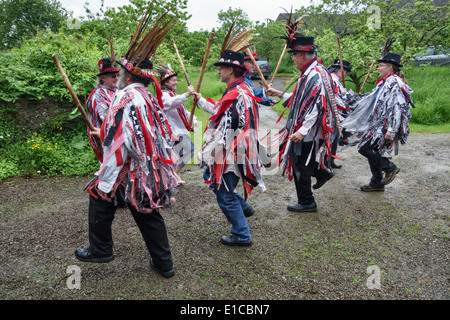 Morris Tänzerinnen außerhalb eines alten Hauses in Shropshire, UK Stockfoto
