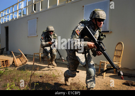 US-Soldaten aus Michigan Army National Guard? s 119. Feldartillerie-Regiment verlassen Sie eine simulierte irakischen Gebäude nach Clea Stockfoto