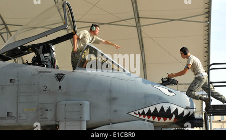 US Air Force Staff Sgt. Nathan Flitcraft weist Flieger 1. Klasse Armando Del Valle II ordnungsgemäß durchführen eines im Fluges Stockfoto