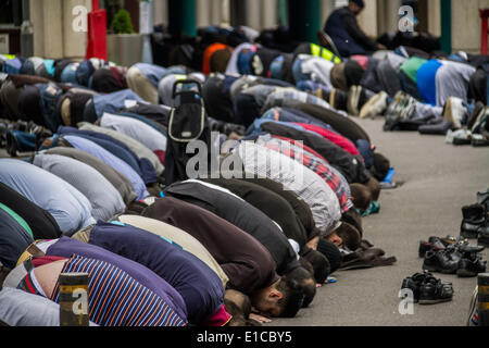 London, UK. 30. Mai 2014. Muslime besuchen Freitagsgebet in der Londoner Zentrale Moschee Kredit: Guy Corbishley/Alamy Live News Stockfoto