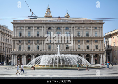 Piazza De Ferrari in Genua, Italien, mit Brunnen und das Hauptquartier der ligurischen Region Gebäude. Fußgänger sichtbar. Stockfoto