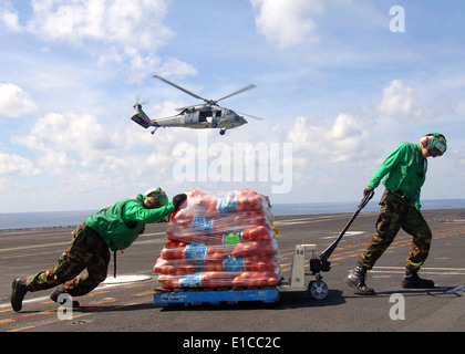 U.S. Navy Lagerhalter Seeleute Matthew King und Kyle Buchanan, sowohl an die Stromversorgung an Bord des Flugzeugträgers zugewiesen Stockfoto