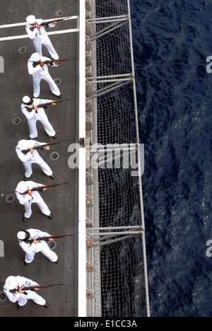 US-Segler Rendern einen Gewehr Salut während einer Beerdigung am Meer Zeremonie an Bord des Flugzeugträgers USS Nimitz (CVN-68) 25 Juli 200 Stockfoto