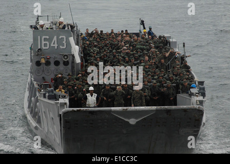 US-Seeleute an Bord Landing Craft Utility 1643, Assault Craft Unit 2, Transport U.S. und brasilianischen Marines zugewiesen, die eine Stockfoto