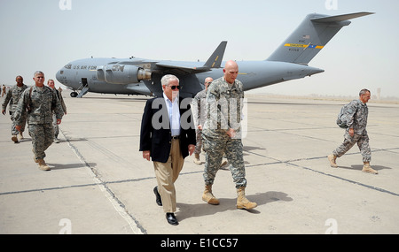 US-Verteidigungsminister Robert M. Gates, geht nach links, mit US Army General Raymond Odierno, den kommandierenden General der Multi-National Stockfoto