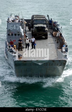 US-Seeleute an Bord Landing Craft Einheit 1643, Assault Craft Einheit 2, zugeordnet transportieren einen M149 Wasser Trailer zu den amphibiou Stockfoto