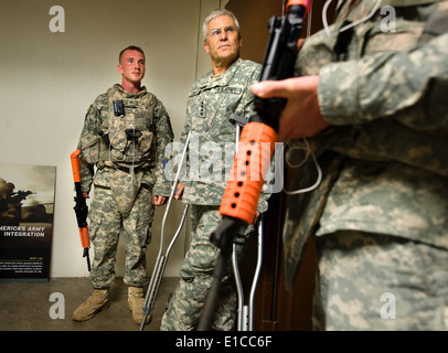 Chef des Stabes der Armee General George W. Casey Jr., Zentrum, Gespräche mit Armee PFC. Matthews, links, und Levisee 28. Juli 2009, eine Stockfoto