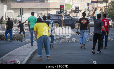 Abo-Saiba - 30 Mai: Unbewaffnete Demonstranten Armoured vor, nachdem die Intervention der Sicherheit Kräfte um zu zerstreuen die Demonstration (Foto von Hussain Albahrani/Pacific Press) Stockfoto