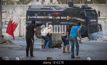 Abo-Saiba - 30 Mai: Unbewaffnete Demonstranten Armoured vor, nachdem die Intervention der Sicherheit Kräfte um zu zerstreuen die Demonstration (Foto von Hussain Albahrani/Pacific Press) Stockfoto