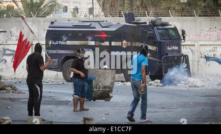 Abo-Saiba - 30 Mai: Unbewaffnete Demonstranten Armoured vor, nachdem die Intervention der Sicherheit Kräfte um zu zerstreuen die Demonstration (Foto von Hussain Albahrani/Pacific Press) Stockfoto