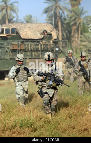 US-Soldaten irakische Soldaten aus dem 2. Bataillon, 24. Brigade, 6. irakischen Armee-Division zu unterstützen, wie sie von Tür zu Tür guter Verhalten Stockfoto