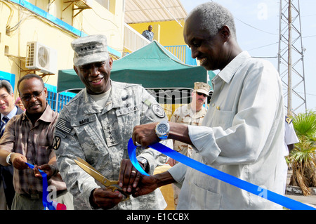 US Army General William? Kip? Ward, Kommandeur des US Africa Command, und Hassan sagte Khaireh, Dschibuti Staatssicherheit adviso Stockfoto