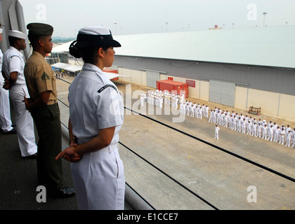 US-Matrosen und Marinesoldaten Mensch die Schienen der Dock-Landungsschiff USS Harpers Ferry (LSD 49) als Royal Brunei Navy Matrosen stand Stockfoto