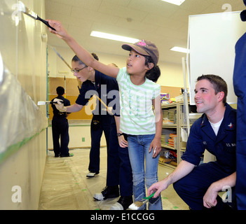 US Navy Information Systems Technician 2. Klasse Adam Kraus und Meguna, ein Student an der Tokyo YMCA International School (TYI Stockfoto