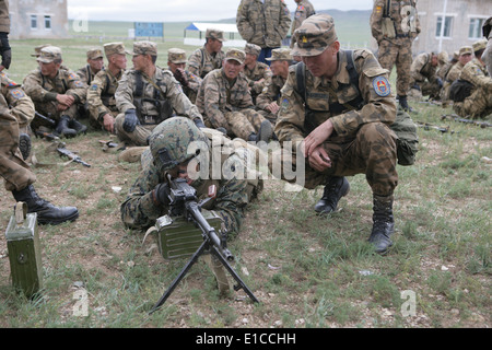 Ein mongolische Soldaten lehrt US-Marines über eine RPK Maschinengewehr auf fünf Hügeln Truppenübungsplatz in der Mongolei 14. August 2009, während Stockfoto
