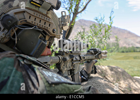 Eine Kommando der US Army Special Forces, befestigt, kombiniert gemeinsame Special Operations Task Force-Afghanistan, während einer Operation zur Niederschlagung von Aufständen 27. Mai 2014 im Bezirk Nejrab, Provinz Kapisa in Afghanistan. Stockfoto