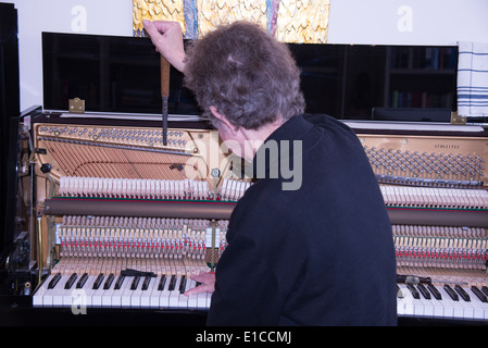 ein Tuner bei der Arbeit mit Klavier Stockfoto