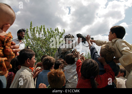 US Armee Command Sergeant Major Jimmy Carabello vertreibt Schulmaterial für afghanische Kinder während eines mis humanitäre Hilfe Stockfoto