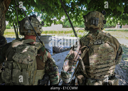 US Army Special Forces Commando, befestigt, kombiniert gemeinsame Special Operations Task Force-Afghanistan, während einer Operation zur Niederschlagung von Aufständen 27. Mai 2014 im Bezirk Nejrab, Provinz Kapisa in Afghanistan. Stockfoto