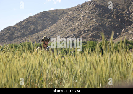 Eine Kommando der US Army Special Forces, befestigt, kombiniert gemeinsame Special Operations Task Force-Afghanistan, während einer Operation zur Niederschlagung von Aufständen 27. Mai 2014 im Bezirk Nejrab, Provinz Kapisa in Afghanistan. Stockfoto