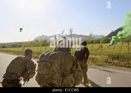 Ein US Army Special Forces eilen einen verletzten afghanischen nationalen Armee-Spezialeinheit Kommando ein Hubschrauber medizinische Evakuierung nach einem Feuergefecht mit Aufständischen Taliban 27. Mai 2014 im Bezirk Nejrab, Provinz Kapisa, Afghanistan. Stockfoto