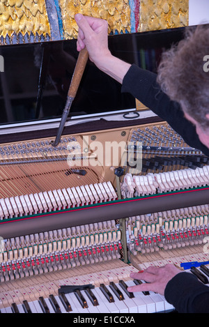 ein Tuner bei der Arbeit mit Klavier Stockfoto