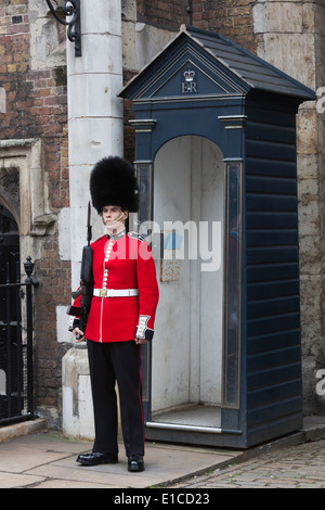 Walisischen Garde, Königliche Wache oder Königinnenwache außerhalb Str. Jamess Palast, London, England, Vereinigtes Königreich Stockfoto