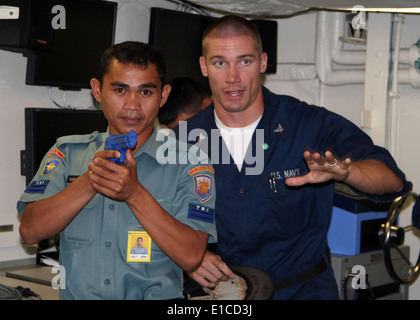 US Navy Schaden Controlman 3. Klasse Derek Holder weist eine indonesische Matrose auf Raum-Clearing Taktiken an Bord USS Russell) Stockfoto