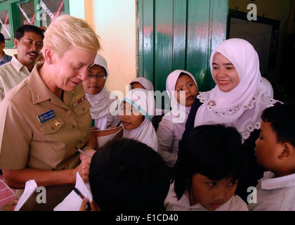 U.S. Navy Rear Admiral Nora Tyson, der Kommandant der Logistik Gruppe West-Pazifik, gibt Autogramme für Studenten an Nural Falah Stockfoto