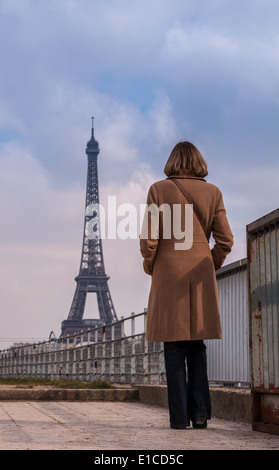 Eine Frau, die Anzeige der Eiffelturm aus der Allée des Cygnes, Paris, Frankreich Stockfoto