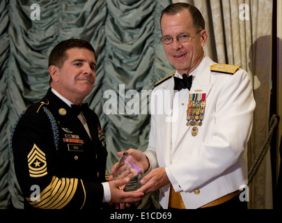 Vorsitzender der Joint Chiefs Of Staff Marine Admiral Mike Mullen präsentiert die Beacon Courage Award für pensionierte US Armee Sgt. Major Stockfoto