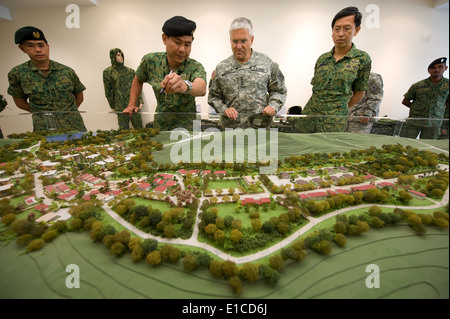 Singapurische Armee Oberstleutnant Jimmy Toh, zweiter von links, Schriftsätze Stabschef der US Army General George W. Casey Jr., zweiter Stockfoto