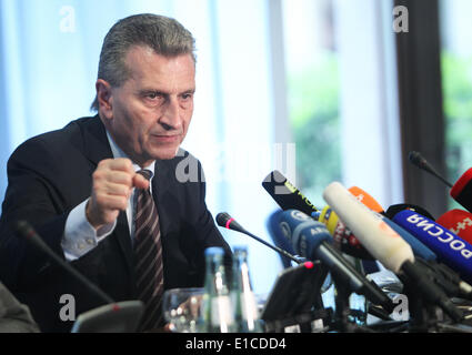 Berlin, Deutschland. 30. Mai 2014. EU-Energiekommissar Guenther Oettinger besucht eine Pressekonferenz nach einem trilateralen Gesprächen in Berlin, Deutschland, 30. Mai 2014. Vertreter aus der Europäischen Union (EU), Russland und Ukraine trafen sich hier am Freitag für eine neue Runde der trilateralen Gespräche im Rahmen eines Angebots der laufenden Gasstreit zwischen Russland und der Ukraine zu begleichen, Tage vor einem Stichtag festgelegt durch Russland, die Strömung des Gases zu schneiden, wenn Ukraine unbezahlte Rechnungen nicht bezahlt. Bildnachweis: Zhang Fan/Xinhua/Alamy Live-Nachrichten Stockfoto