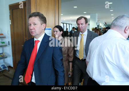 Berlin, Deutschland. 30. Mai 2014. Alexey Miller (L), CEO der russischen Erdgaslieferanten Gazprom, kommt zu einer Pressekonferenz nach einer trilateralen Gesprächen in Berlin, Deutschland, 30. Mai 2014. Vertreter aus der Europäischen Union (EU), Russland und Ukraine trafen sich hier am Freitag für eine neue Runde der trilateralen Gespräche im Rahmen eines Angebots der laufenden Gasstreit zwischen Russland und der Ukraine zu begleichen, Tage vor einem Stichtag festgelegt durch Russland, die Strömung des Gases zu schneiden, wenn Ukraine unbezahlte Rechnungen nicht bezahlt. Bildnachweis: Zhang Fan/Xinhua/Alamy Live-Nachrichten Stockfoto