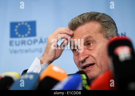 Berlin, Deutschland. 30. Mai 2014. EU-Energiekommissar Guenther Oettinger besucht eine Pressekonferenz nach einem trilateralen Gesprächen in Berlin, Deutschland, 30. Mai 2014. Vertreter aus der Europäischen Union (EU), Russland und Ukraine trafen sich hier am Freitag für eine neue Runde der trilateralen Gespräche im Rahmen eines Angebots der laufenden Gasstreit zwischen Russland und der Ukraine zu begleichen, Tage vor einem Stichtag festgelegt durch Russland, die Strömung des Gases zu schneiden, wenn Ukraine unbezahlte Rechnungen nicht bezahlt. Bildnachweis: Zhang Fan/Xinhua/Alamy Live-Nachrichten Stockfoto