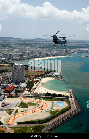 Ein CH-46 Sea Knight-Hubschrauber mit Secretary Of The Navy Ray Mabus vergeht Mihama American Village in Okinawa, Japan, August. Stockfoto